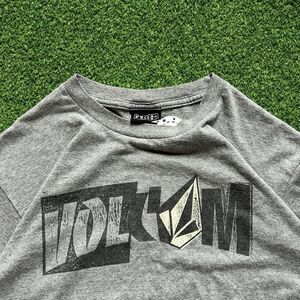 Volcom vtg 00s Y2K crazy surfwear graphic tee shirt